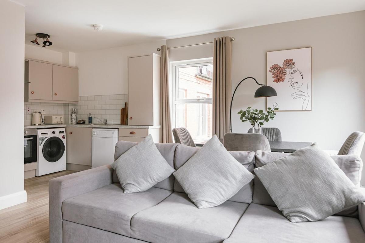Luxurious 2 Bedroom Centre Walking Distance To Everything Sleeps 6 Belfast