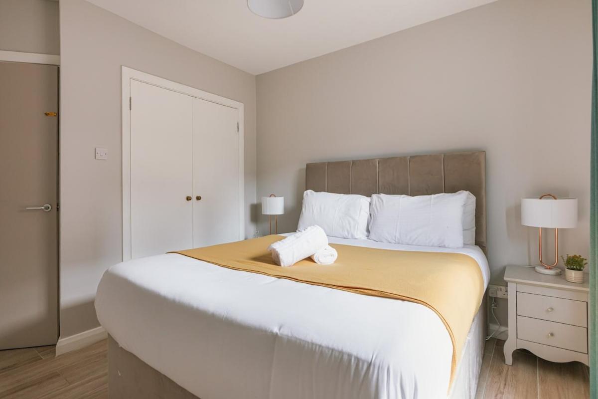 Luxurious 2 Bedroom Centre Walking Distance To Everything Sleeps 6 Apartment